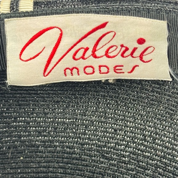 Vintage Valerie Modes Black with Mesh Veil - Picture 7 of 7